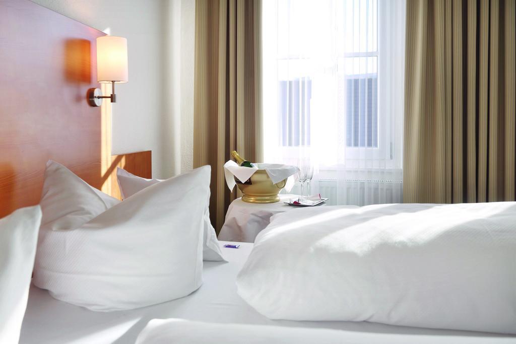 Hotel-Restaurant Roter Ochsen 라우하임 객실 사진